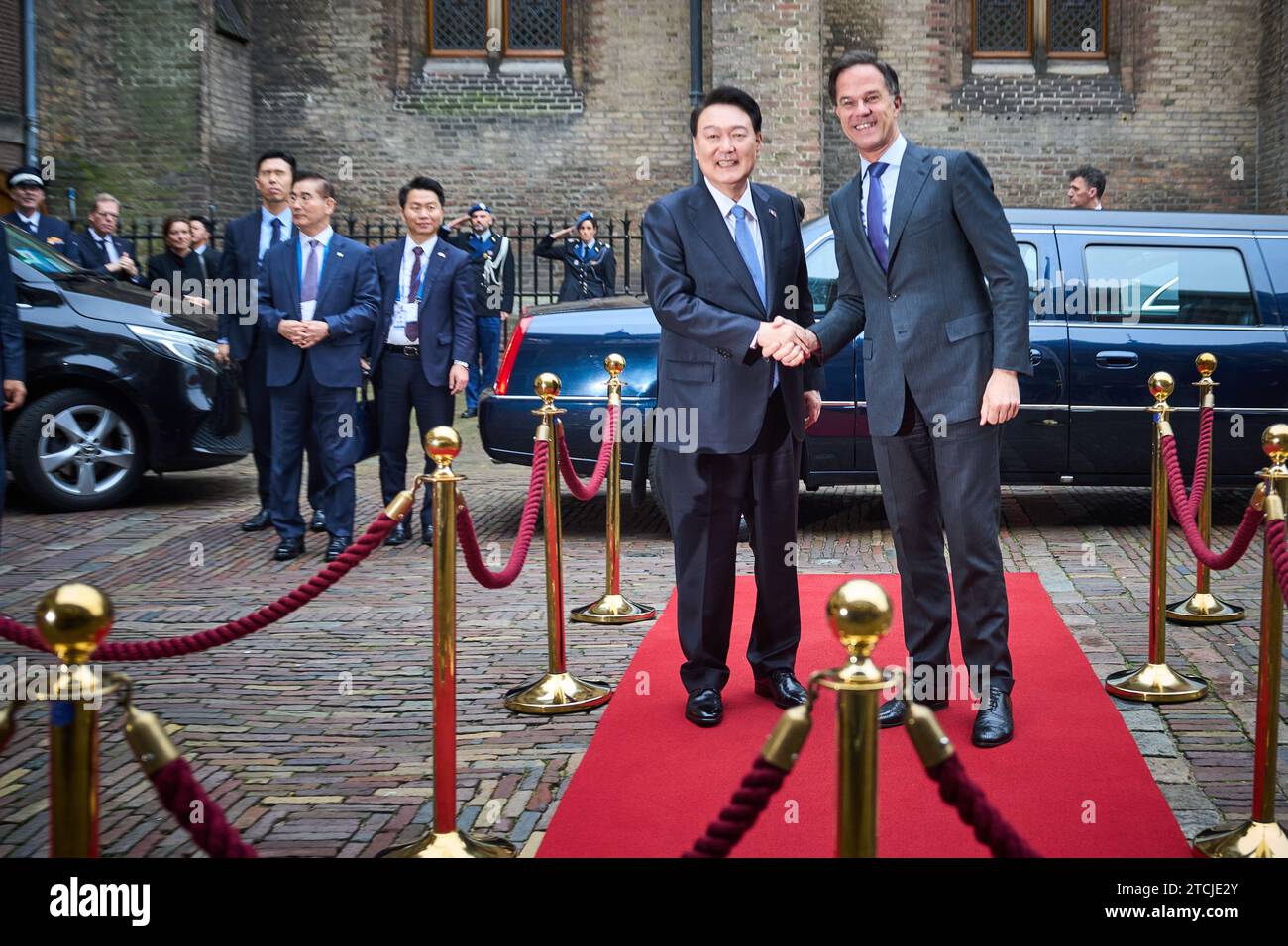 Den Haag, Niederlande. Dezember 2023. Der scheidende Premierminister Mark Rutte begrüßt den südkoreanischen Präsidenten Yoon Suk Yeol im Binnenhof. Yoon hat einen zweitägigen Arbeitsbesuch in den Niederlanden gemacht. Quelle: ANP/Alamy Live News Stockfoto