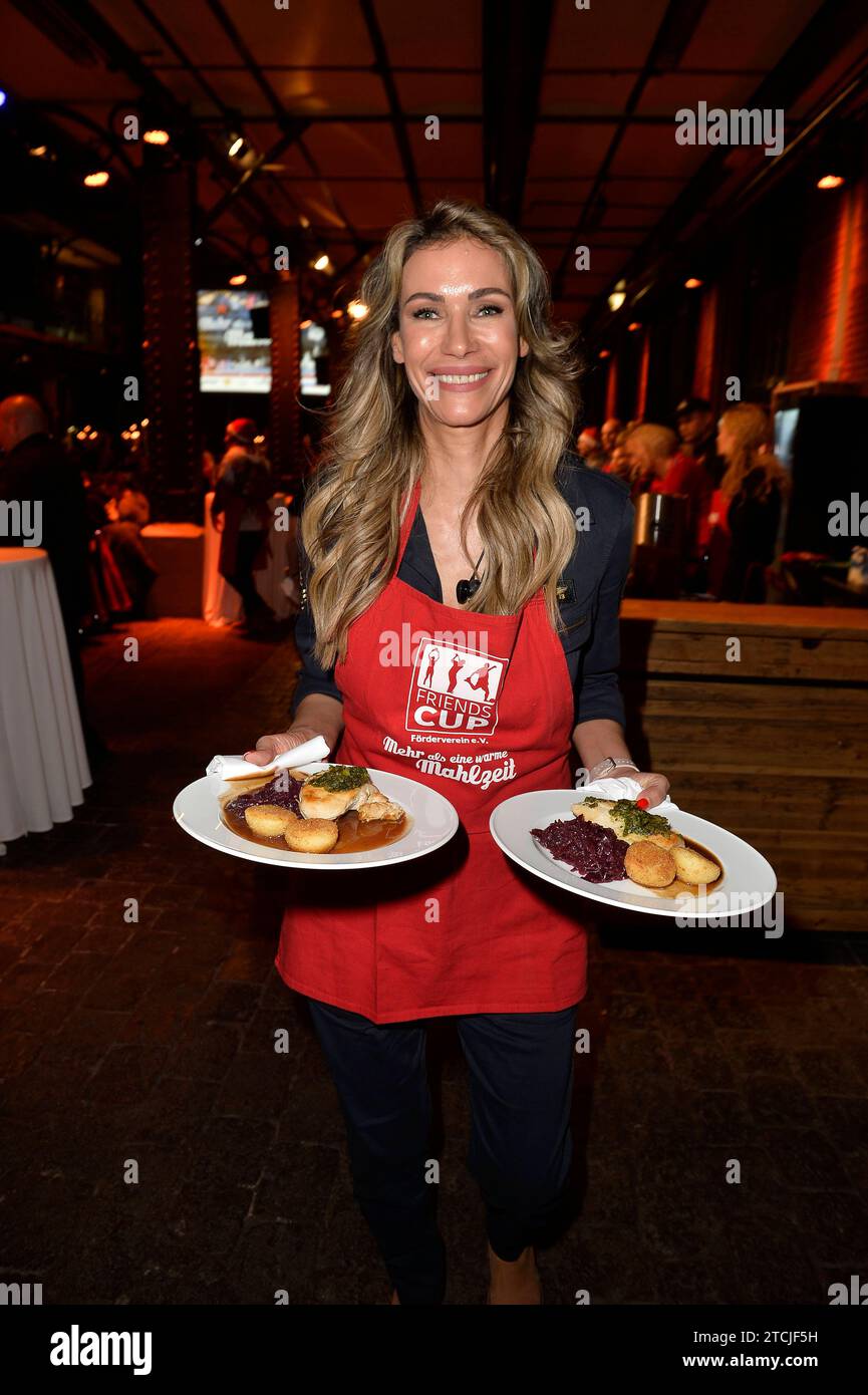 Yasmina Filali / Charity-Veranstaltung / mehr als eine warme Mahlzeit / Hamburg / 12. Dezember 2023 *** Yasmina Filali Wohltätigkeitsveranstaltung mehr als eine warme Mahlzeit Hamburg 12. Dezember 2023 Stockfoto