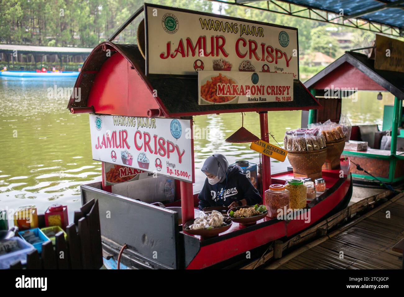 Lembang, Indonesien - 12. Dezember 2023: Lebensmittelhändler auf dem Floating Market Lembang Stockfoto