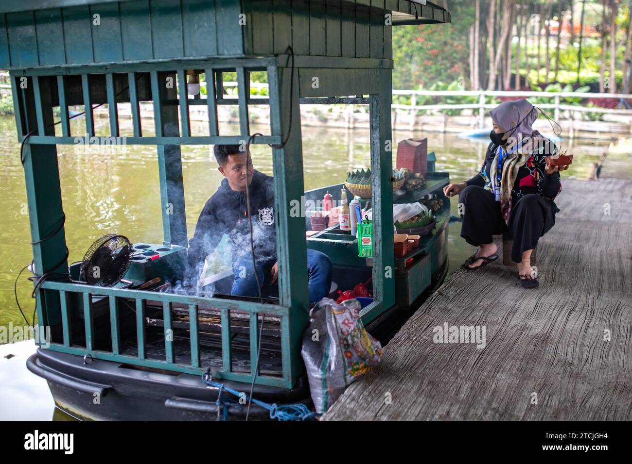 Lembang, Indonesien - 12. Dezember 2023: Lebensmittelhändler auf dem Floating Market Lembang Stockfoto