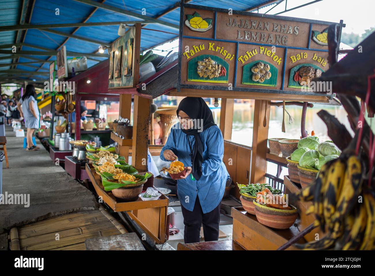 Lembang, Indonesien - 12. Dezember 2023: Lebensmittelhändler auf dem Floating Market Lembang Stockfoto