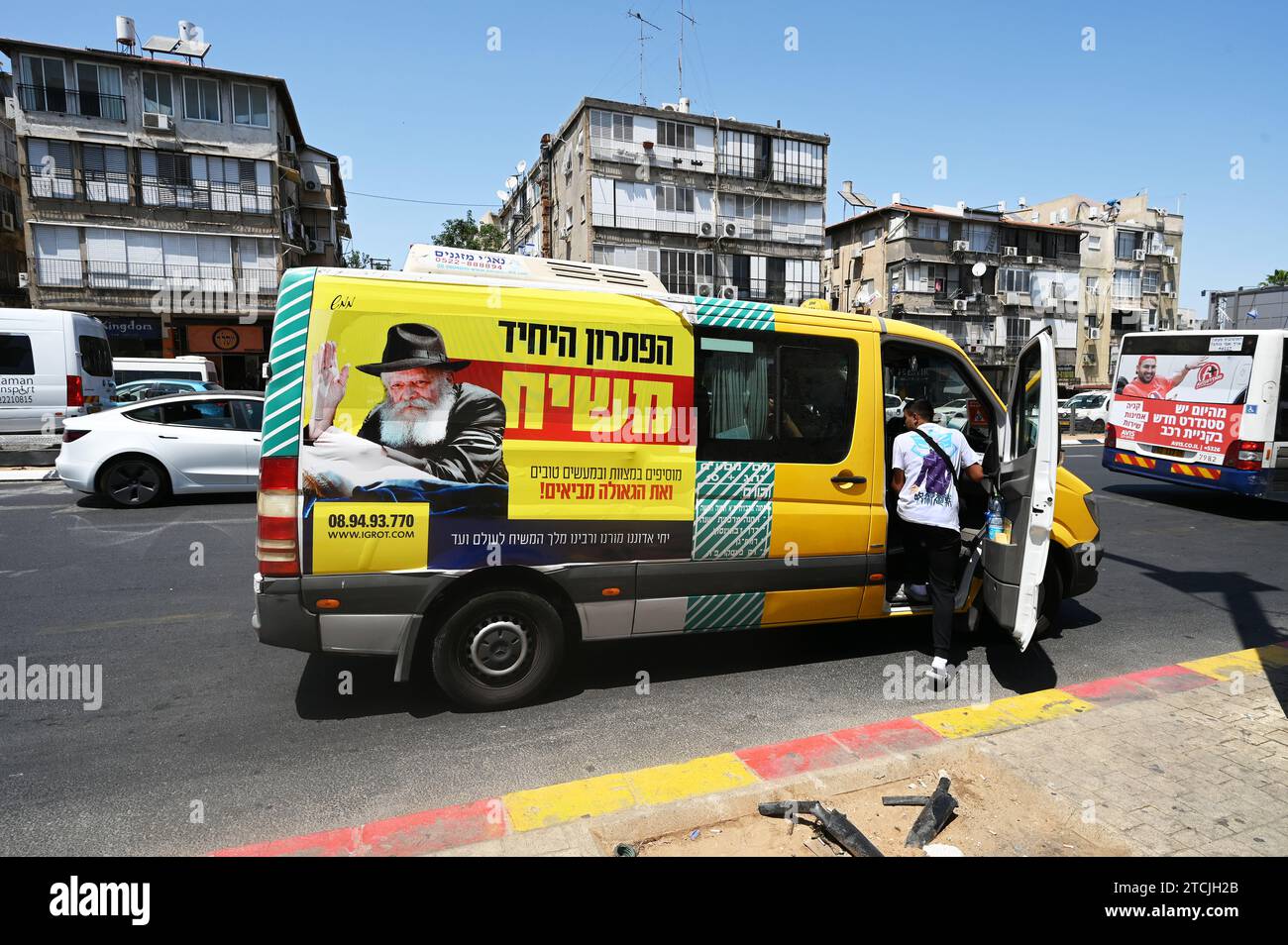 Taxibus mit großem Bild des habad Rebbe Stockfoto