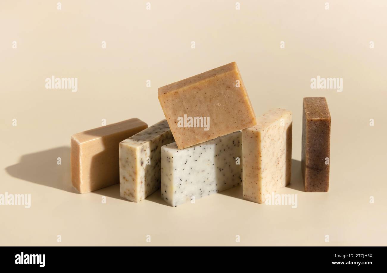 Natürliche Kräuterbeige und braune Seifenriegel auf hellbeige Nahaufnahme, harte Schatten. Hygieneprodukte für Spa und Hautpflege. ich benutze handgemachte Bio-Sopas Stockfoto