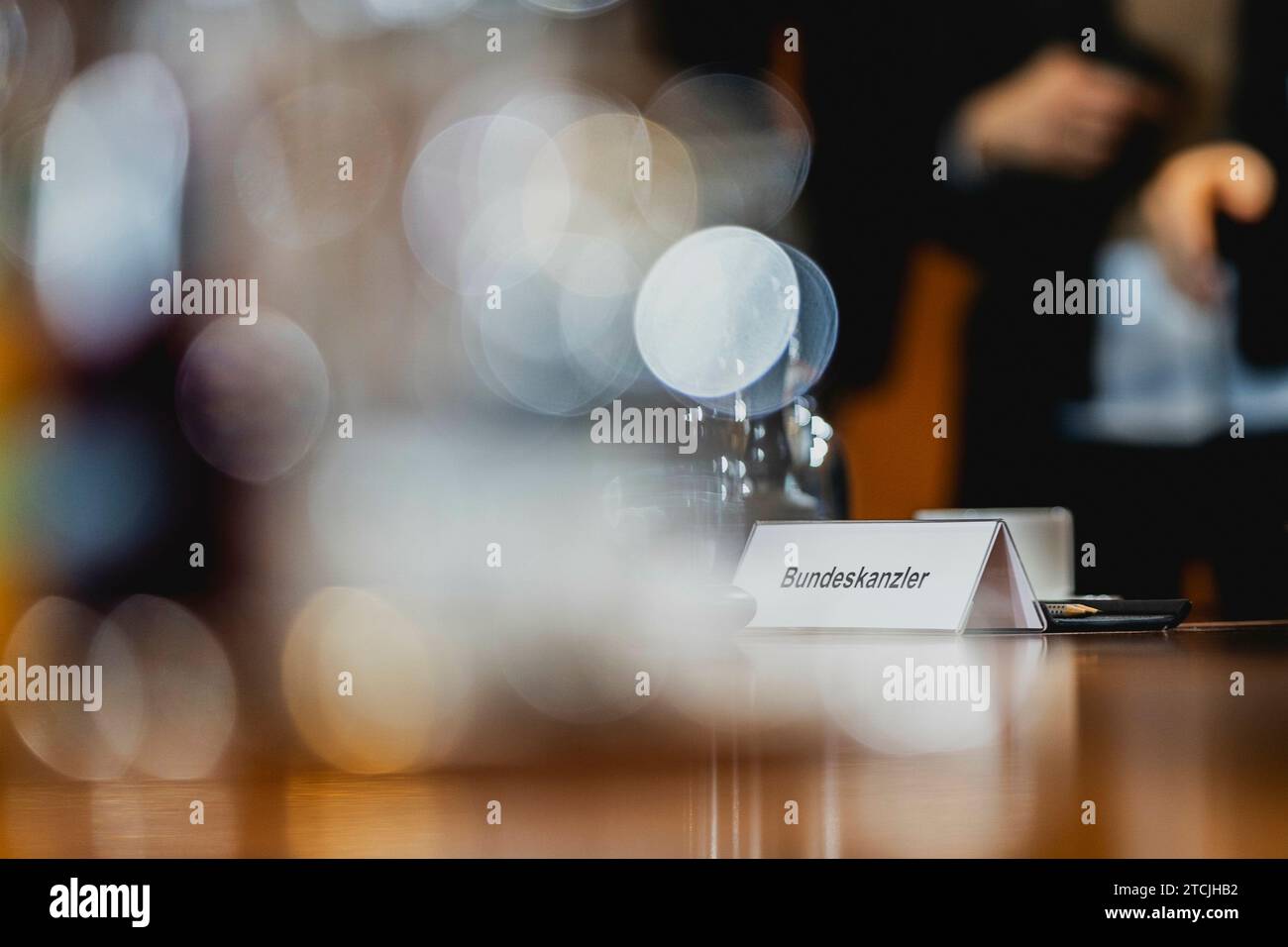 Berlin, Deutschland. Dezember 2023. Namensschild von Bundeskanzler Olaf Scholz (SPD), aufgenommen auf der wöchentlichen Kabinettssitzung in Berlin am 13. Dezember 2023. Quelle: dpa/Alamy Live News Stockfoto