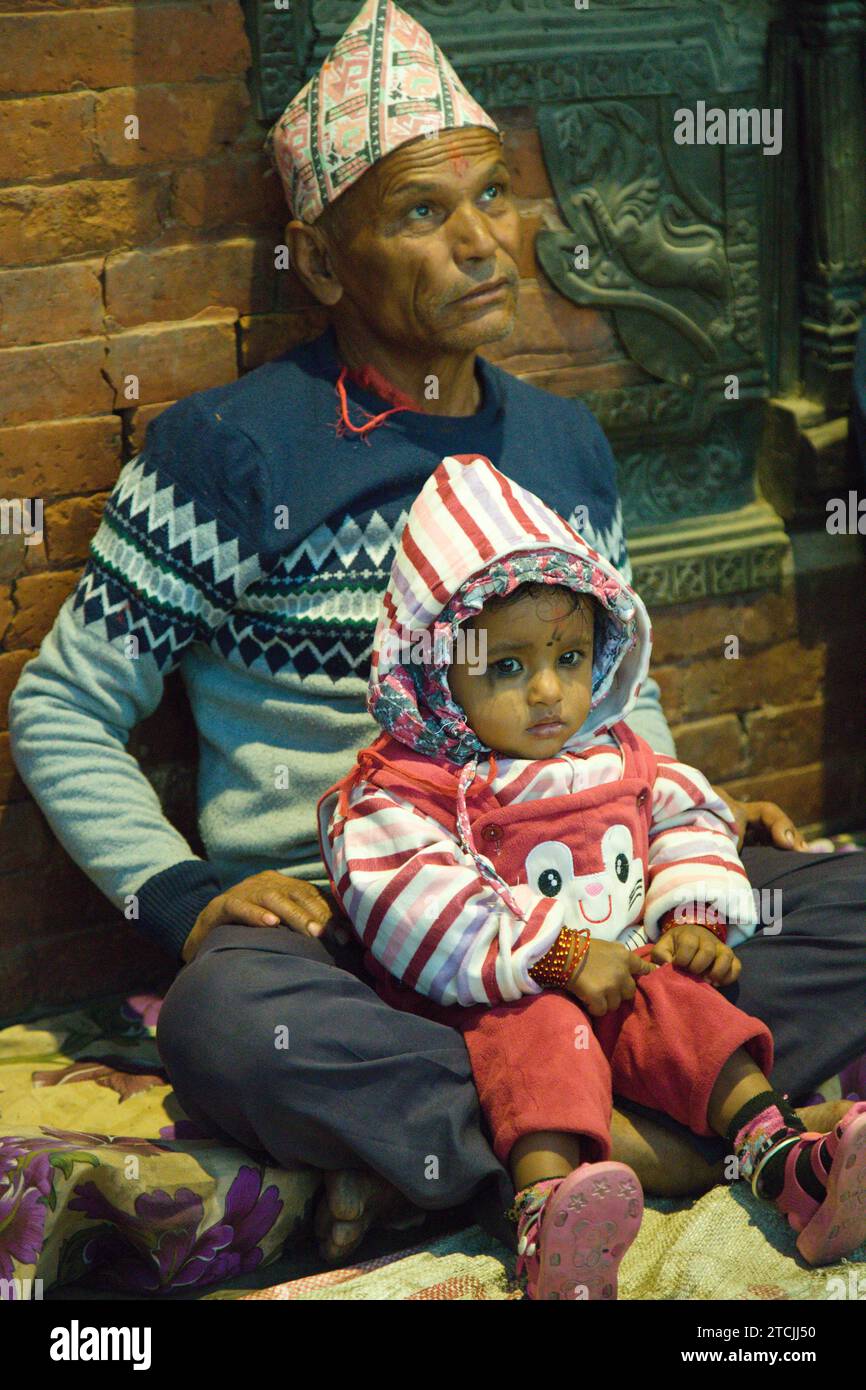 Nepal, Bhaktapur, Vater und Kind, Familie, Menschen, Stockfoto