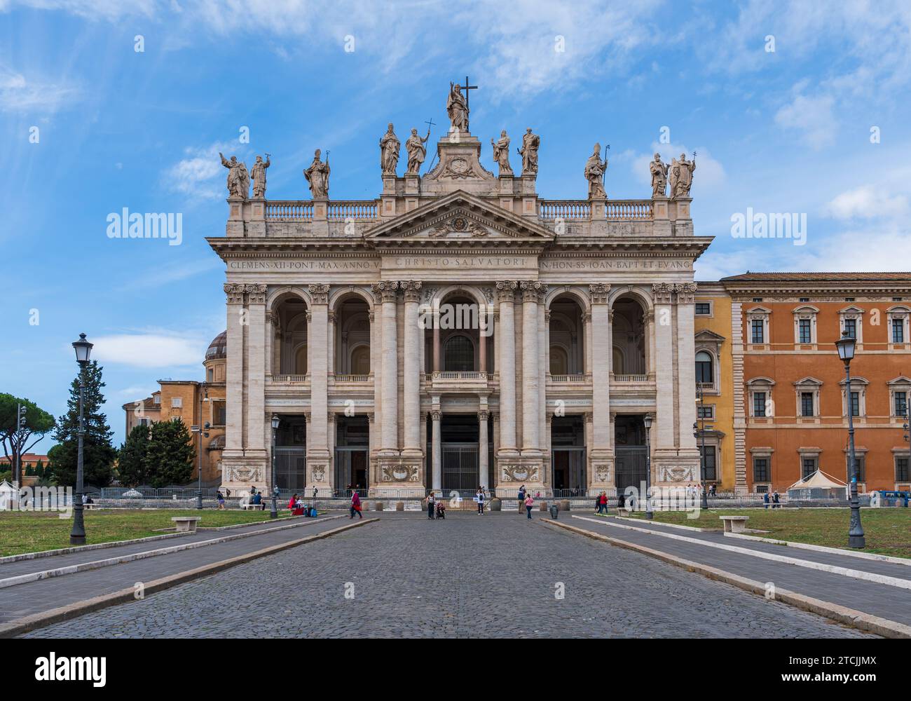 Blick auf die Vorderfassade von San Giovanni in der Laterano-Basilika in Rom Stockfoto