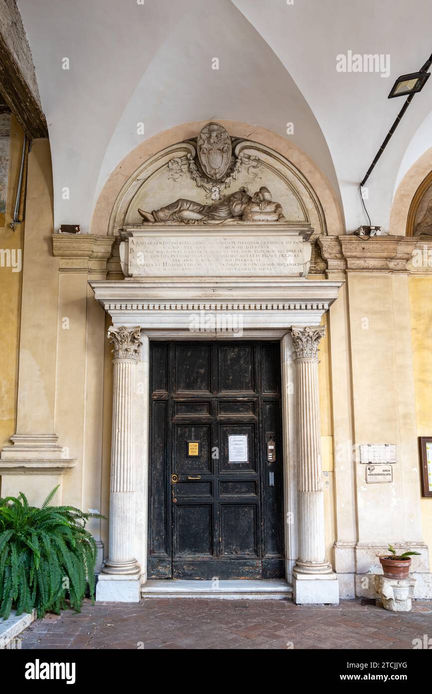 Blick auf die geschlossene Eingangstür zur historischen Basilika in Rom Stockfoto