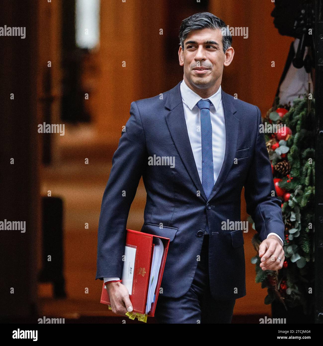 London, Großbritannien. Dezember 2023. Rishi Sunak, Abgeordneter, Premierminister des Vereinigten Königreichs, verlässt die Downing Street 10, um heute an den Fragen des Premierministers (PMQ) im Parlament teilzunehmen. Quelle: Imageplotter/Alamy Live News Stockfoto