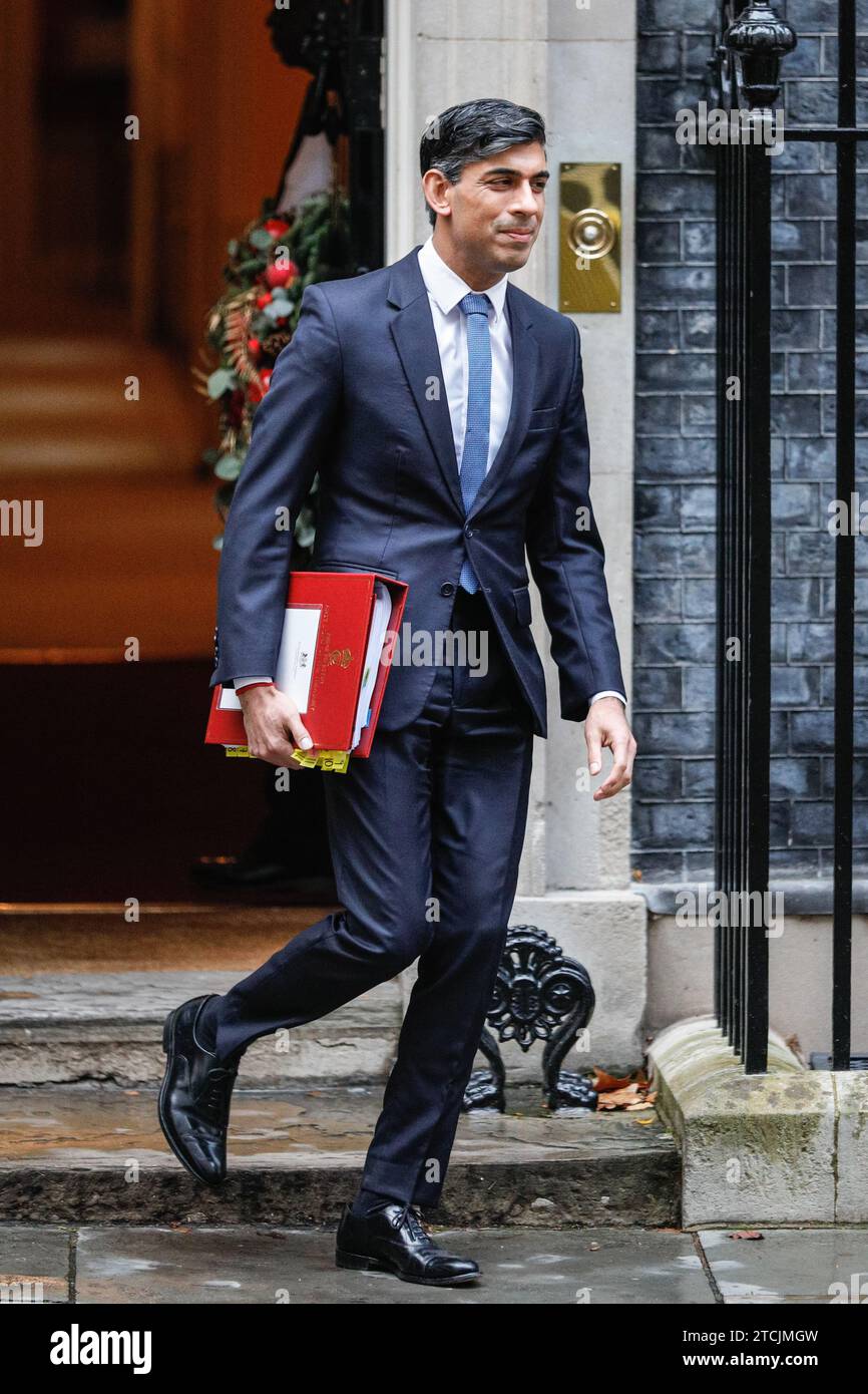 London, Großbritannien. Dezember 2023. Rishi Sunak, Abgeordneter, Premierminister des Vereinigten Königreichs, verlässt die Downing Street 10, um heute an den Fragen des Premierministers (PMQ) im Parlament teilzunehmen. Quelle: Imageplotter/Alamy Live News Stockfoto
