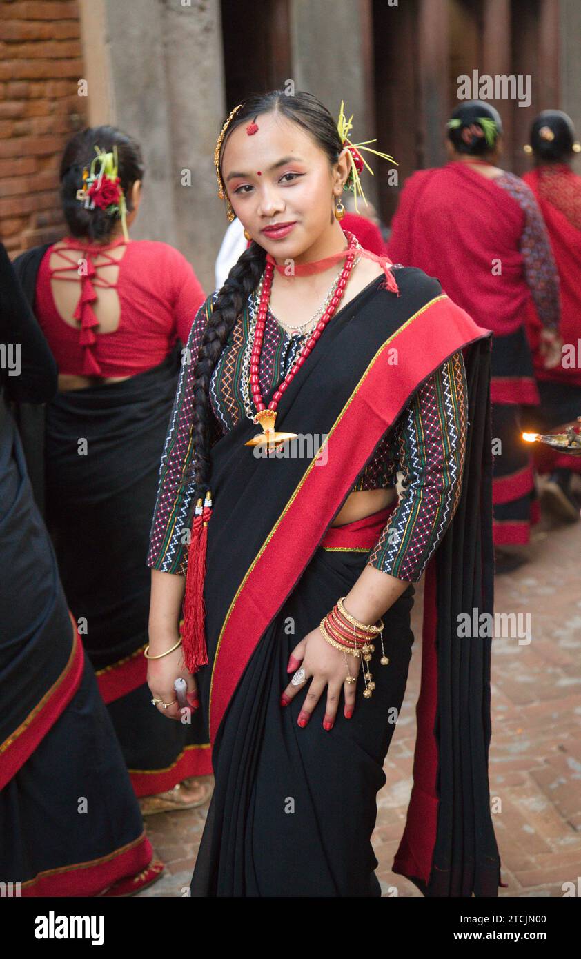Nepal, Bhaktapur, Dashain Festival, Menschen, junge Frau, Hochformat, Stockfoto