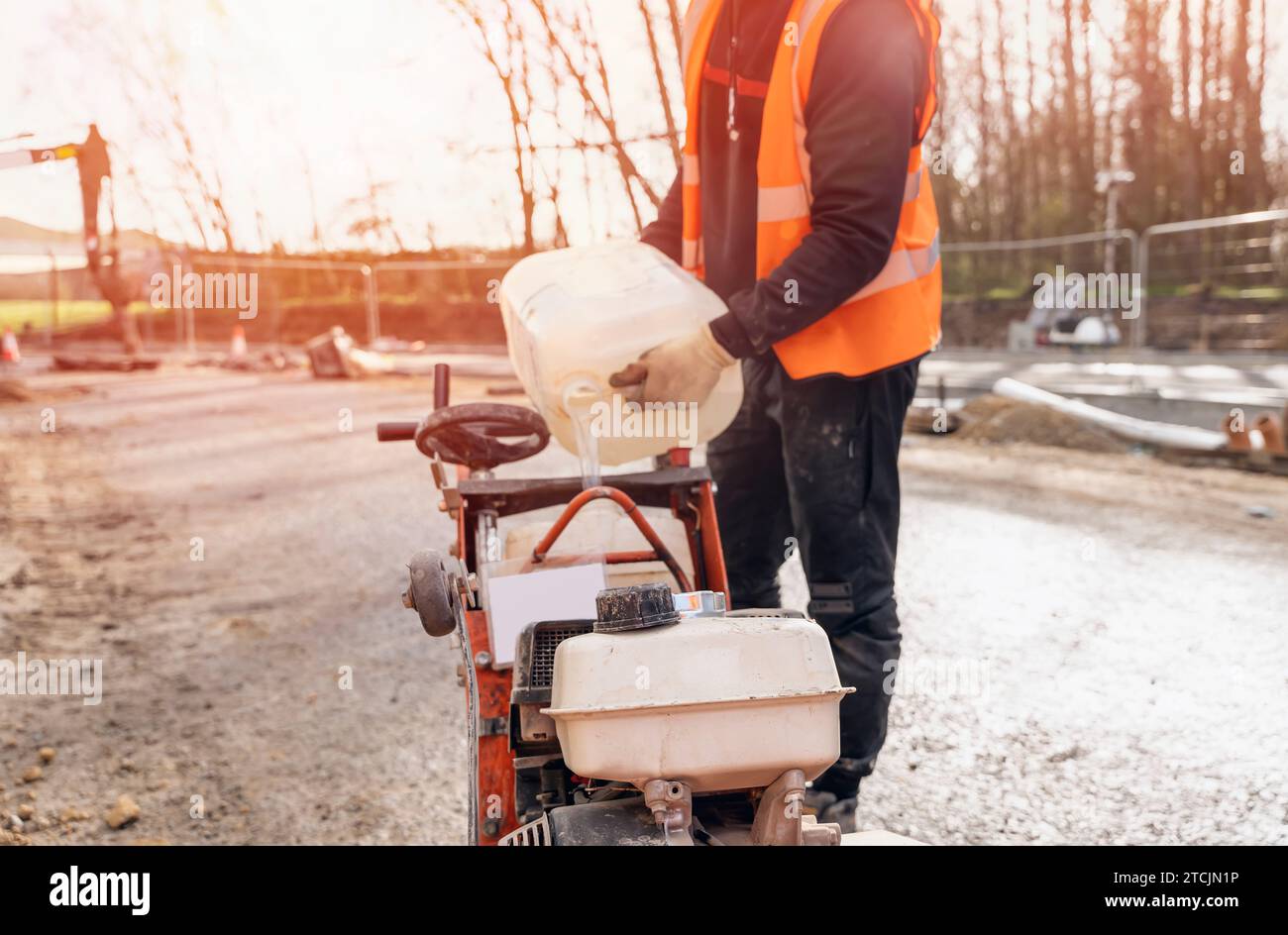 Nahaufnahme und selektiver Fokus der benzinbetriebenen Straßensäge mit dimond-Klinge zum Schneiden von Asphaltstraßen Stockfoto