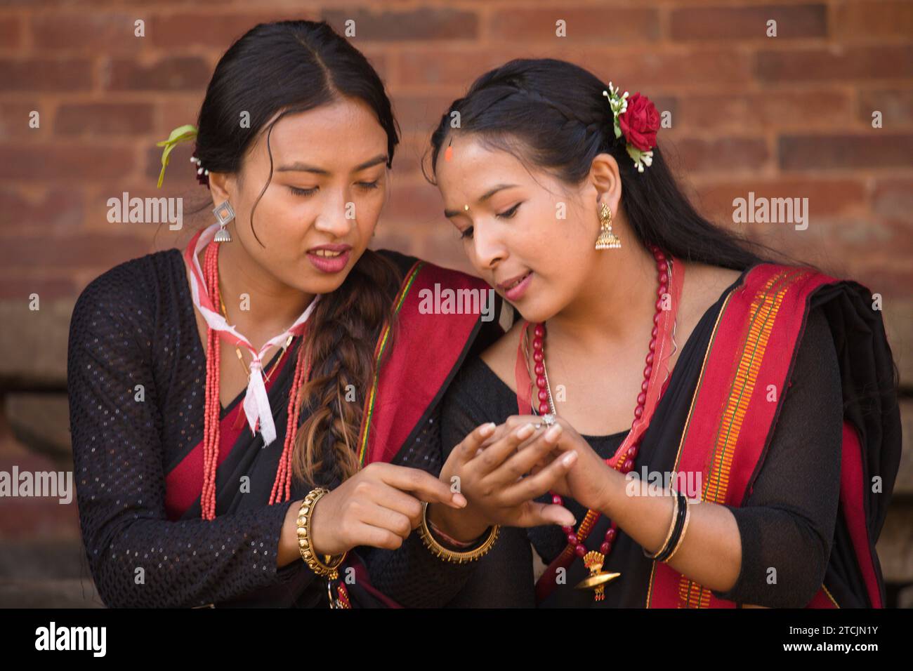 Nepal, Bhaktapur, Dashain Festival, Menschen, junge Frauen, Hochformat, Stockfoto