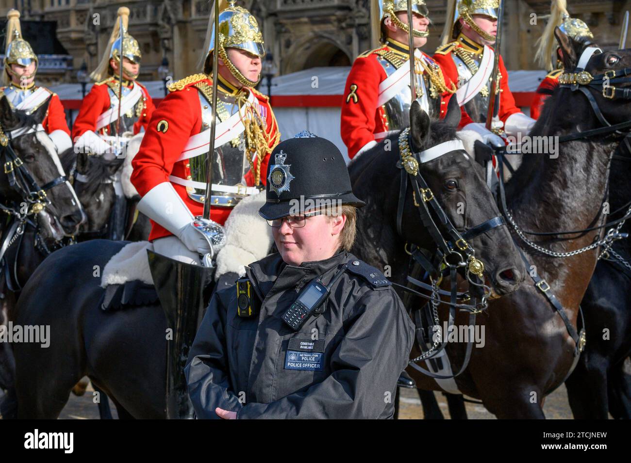 Polizist und Haushaltskavallerie vor dem parlament während König Charles' erster Staatsöffnung als König. November 2023 Stockfoto