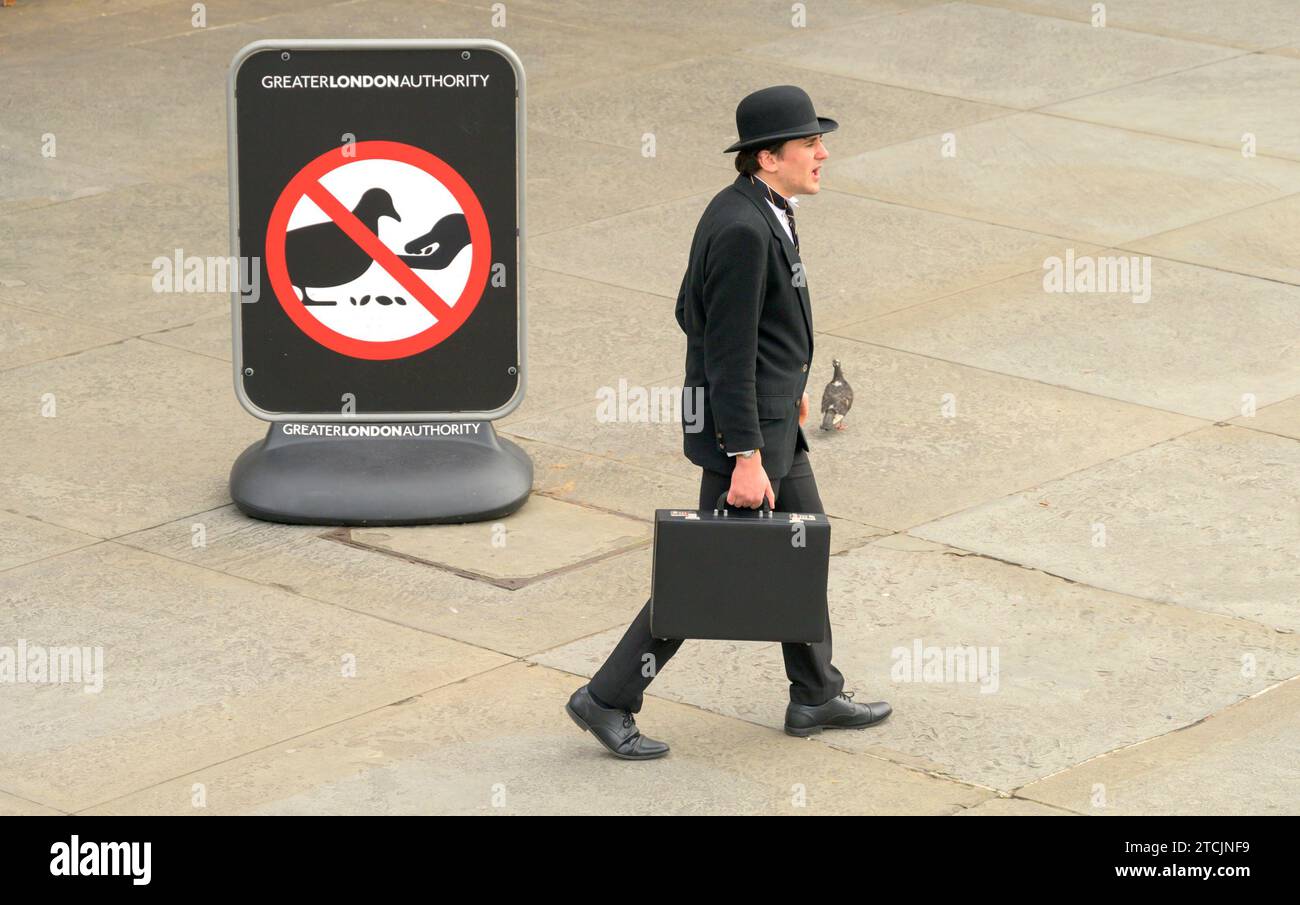 London, Großbritannien. Street Performance Künstler (vermutlich) als Geschäftsmann am Trafalgar Square gekleidet Stockfoto