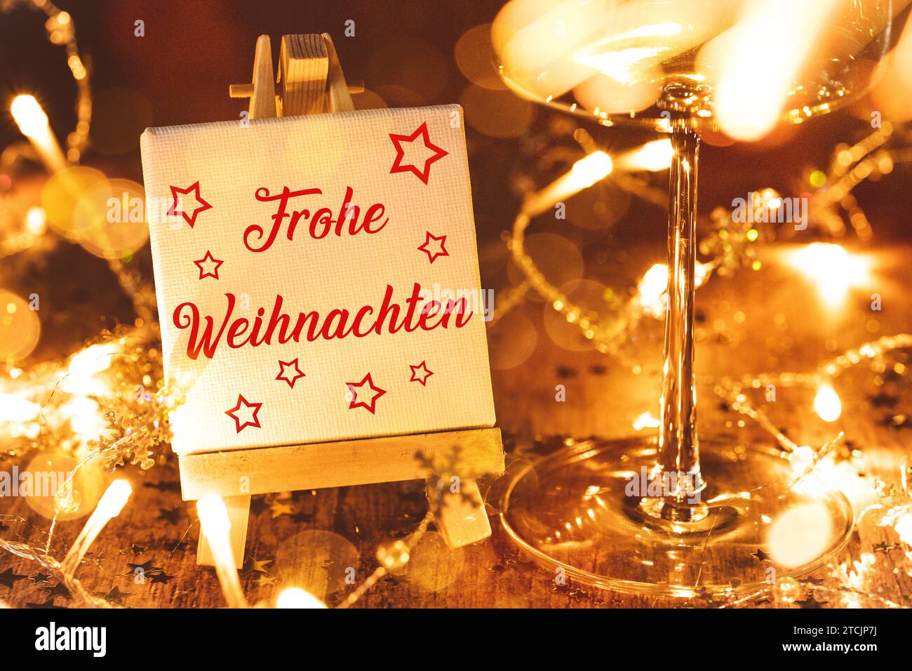 13. Dezember 2023 Frohe Weihnachtsgrüße auf einer Tafel neben festlichen Lichtern FOTOMONTAGE