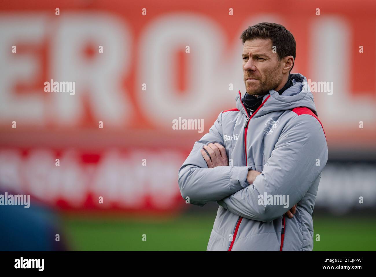 Leverkusen, Deutschland. Dezember 2023. Fußball: Europa League, Bayer Leverkusen - Molde FK, Endtraining Bayer Leverkusen. Leverkusener Trainer Xabi Alonso folgt dem Training seines Teams. Quelle: Marius Becker/dpa/Alamy Live News Stockfoto