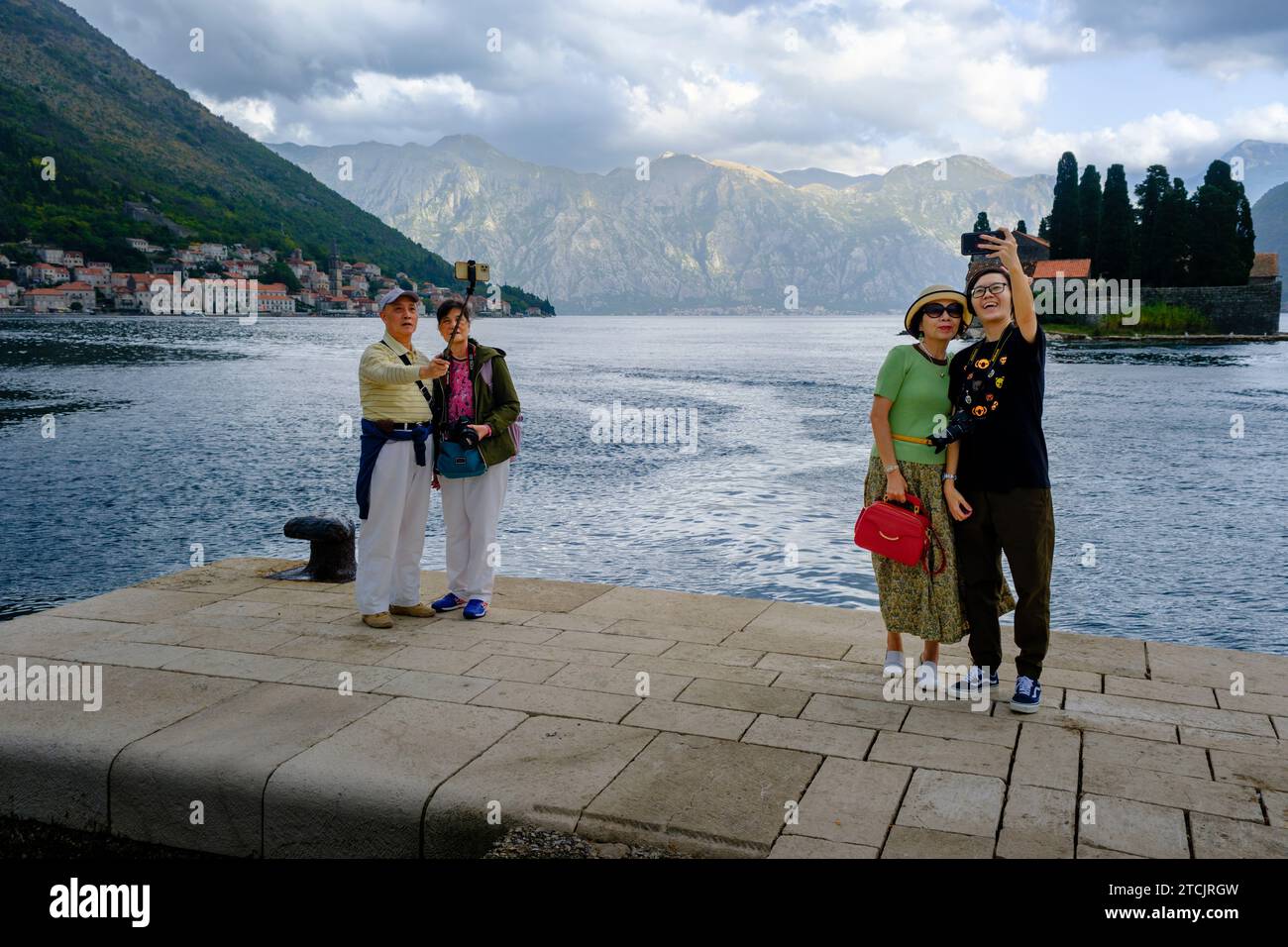Touristen machen Selfies auf der Insel „Our Lady of the Rocks“, Bucht von Kotor, in der Nähe von Perast, Montenegro Stockfoto