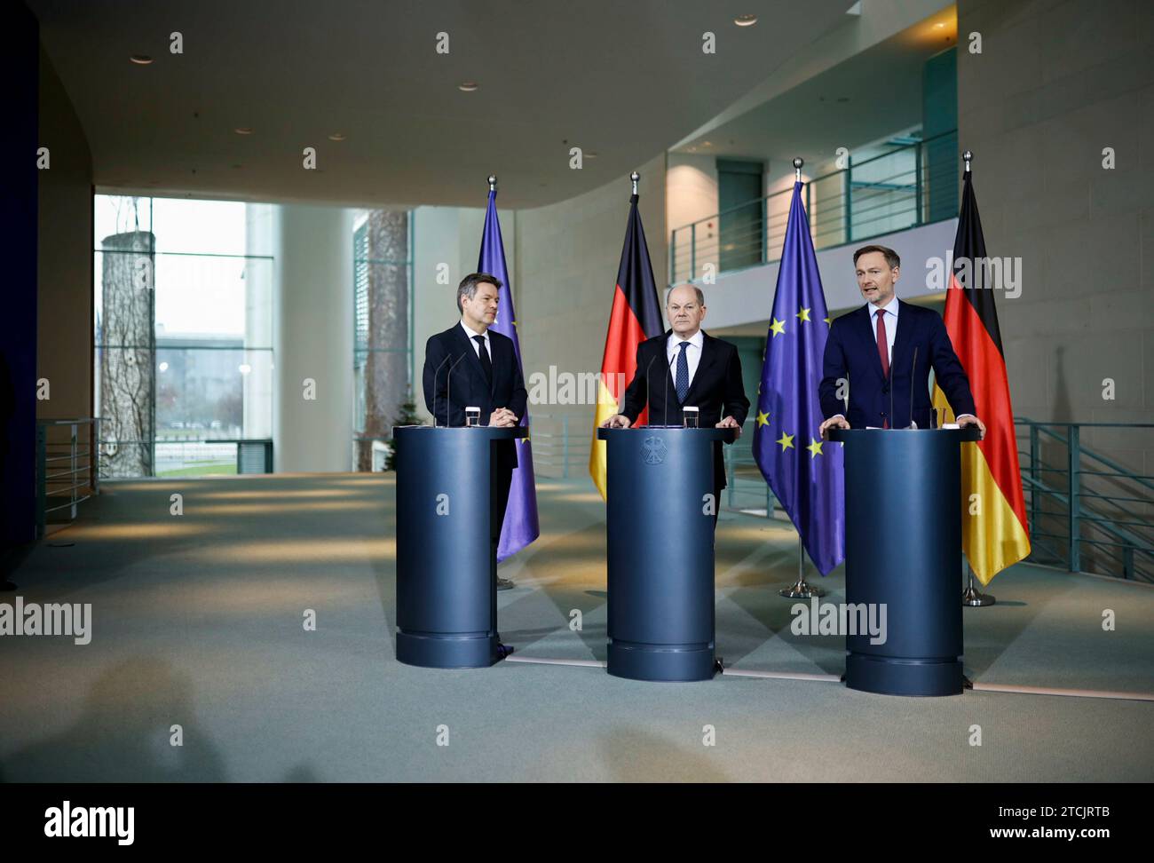 Berlin, Deutschland. Dezember 2023. Robert Habeck (Allianz 90/die Grünen), Bundesminister für Wirtschaft und Klimaschutz und Vizekanzler Olaf Scholz (SPD), Bundeskanzler und Bundesfinanzminister Christian Lindner (FDP), nahmen am 13. Dezember 2023 auf einer Pressekonferenz nach der Einigung über den Bundeshaushalt 2024 in Berlin Teil. Quelle: dpa/Alamy Live News Stockfoto