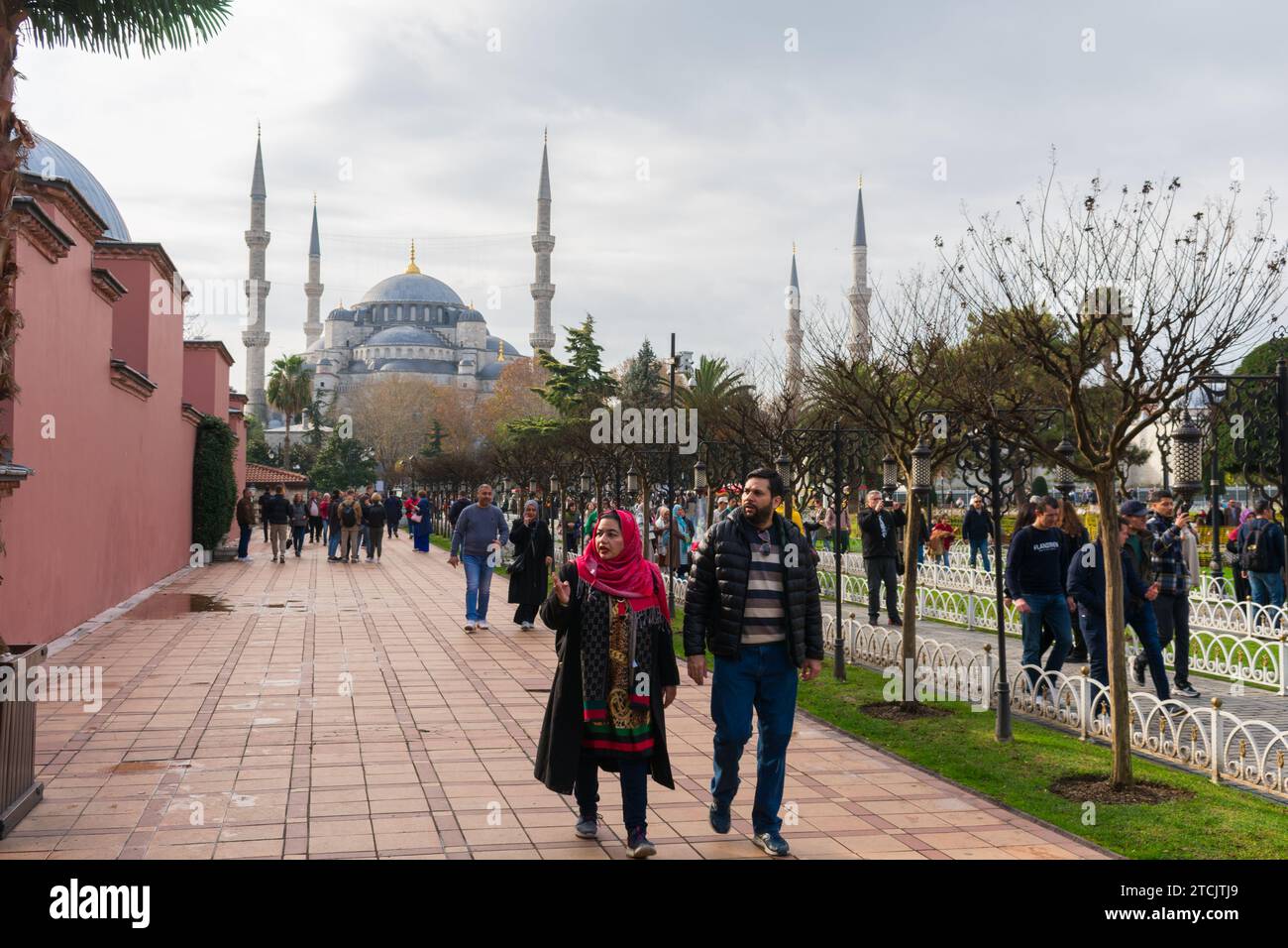 Die blaue Moschee außen und Garten Stockfoto
