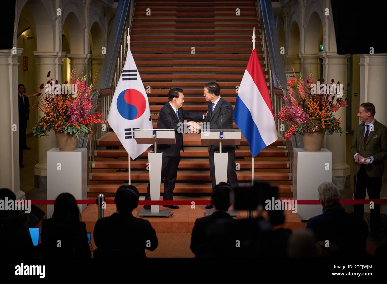 Den Haag, Niederlande. Dezember 2023. Der scheidende Premierminister Mark Rutte und der südkoreanische Präsident Yoon Suk Yeol im Tower. Yoon hat einen zweitägigen Arbeitsbesuch in den Niederlanden gemacht. Quelle: ANP/Alamy Live News Stockfoto