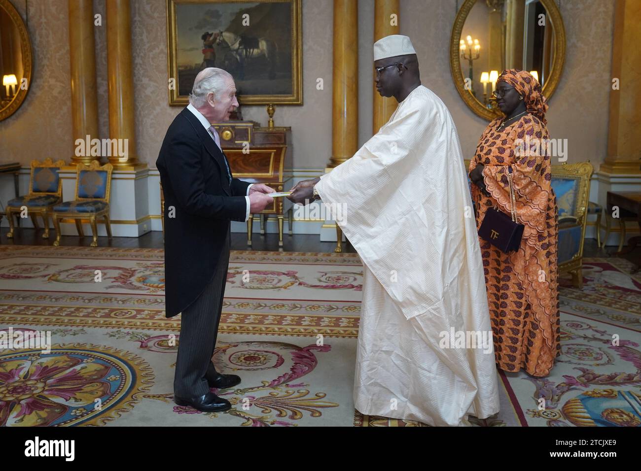 Der Botschafter von Senegal, General Cheikh Wade, überreicht König Karl III. Während einer privaten Audienz im Buckingham Palace, London, seine Akkreditierung. Bilddatum: Mittwoch, 13. Dezember 2023. Stockfoto