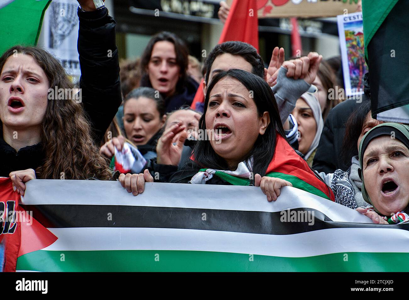 Marseille, Frankreich. Dezember 2023. Palästinensische Demonstranten skandieren während der Demonstration Slogans. Die Demonstration für einen Waffenstillstand im Gazastreifen fand nach einer Entscheidung des Verwaltungsgerichts zunächst vom Polizeipräsidium Bouches-du-Rhà wegen ernsthafter Gefahr einer Störung der öffentlichen Ordnung verboten statt. (Credit Image: © Gerard Bottino/SOPA Images via ZUMA Press Wire) NUR REDAKTIONELLE VERWENDUNG! Nicht für kommerzielle ZWECKE! Stockfoto