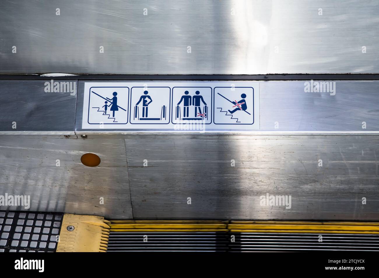Schilder auf einer Rolltreppe, Warnschilder, die Rolltreppe im Einkaufszentrum Stockfoto