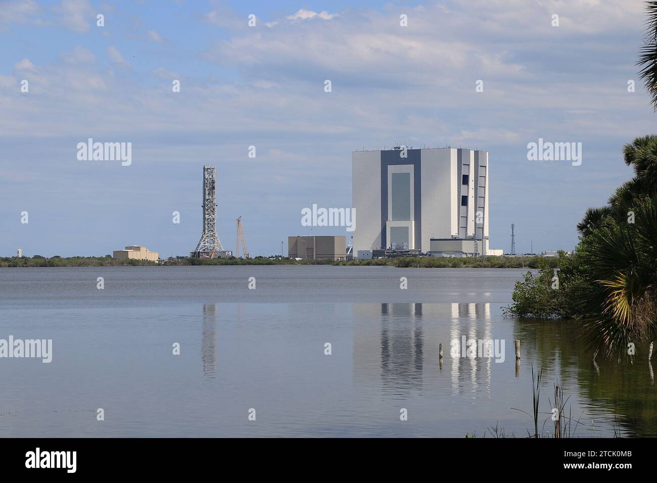 Kennedy Space Center Visitor Complex, Florida, Usa. Blick auf das Vehicle Assembly Building der NASA und einen Startturm. Stockfoto Kennedy Space Center Visitor Complex, Florida, Usa. Blick auf das Vehicle Assembly Building der NASA und einen Startturm. Stockfoto