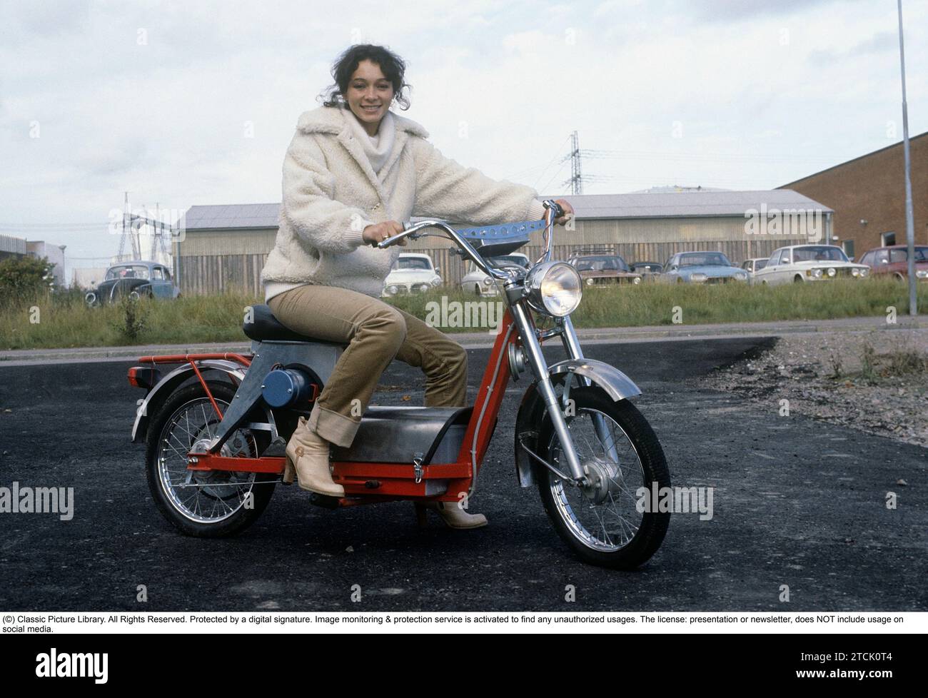 Björn Ortenheim. Schwedischer Forscher, Erfinder. Geboren Am 30. Juli 1937 Bis 7. Januar 2013. Ein Pionier in der Entwicklung von Elektrofahrzeugen in Schweden. Das Bild, das 1978 als Örtenheims Elektro-Moped aufgenommen wurde, wird als einzigartige Erfindung beschrieben. Seine Freundin sitzt auf dem Moped. Stockfoto