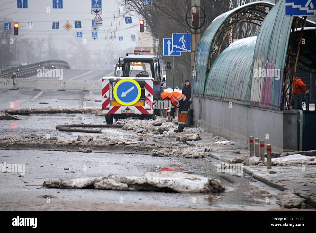 Kiew, Ukraine. Dezember 2023. KIEW, UKRAINE - 13. DEZEMBER 2023 - Rettungsdienste kümmern sich um Schäden, die durch abstürzende Raketenabfälle auf der Allee Voskresenskyi in Kiew, Hauptstadt der Ukraine verursacht werden. Am Mittwochabend, dem 13. Dezember, starteten russische Truppen angeblich 48Í6 ballistische Raketen aus dem Raketensystem S-400 auf die ukrainische Hauptstadt. Alle zehn Geschosse wurden von ukrainischen Luftabwehrsystemen abgefangen. Wie berichtet, erlitten 53 Menschen Verletzungen. Zwanzig Menschen, darunter zwei Kinder, wurden ins Krankenhaus eingeliefert. Quelle: Ukrinform/Alamy Live News Stockfoto