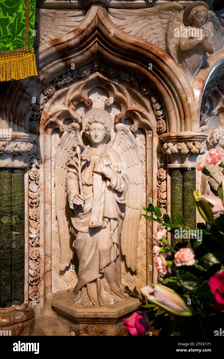 Großbritannien, England, Buckinghamshire, High Wycombe, Hughenden Valley, das Innere der Kirche St. Michaels, 1870 Engel aus Marmor mit Kanzel Stockfoto