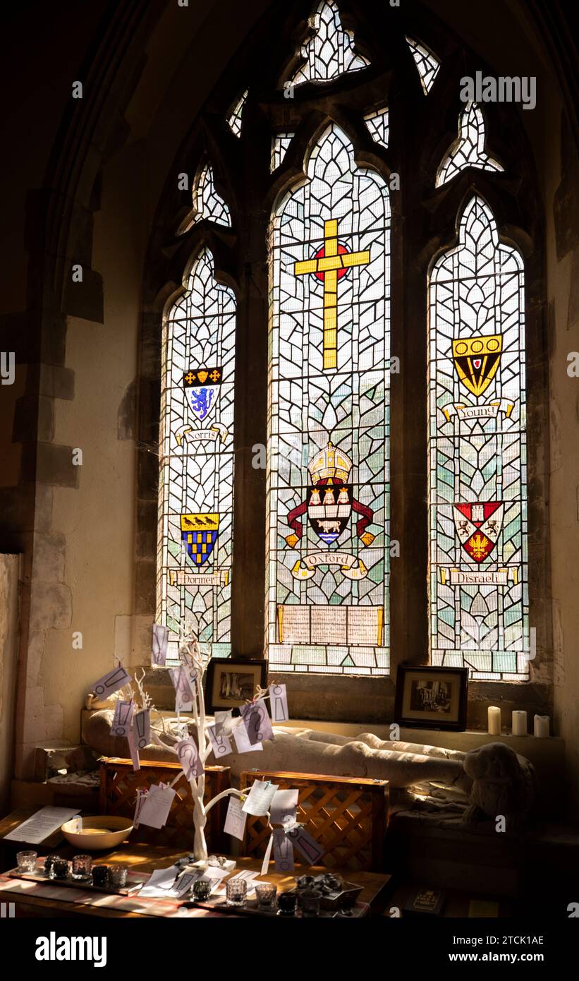 Großbritannien, England, Buckinghamshire, High Wycombe, Hughenden Valley, das Innere der Kirche St. Michael, das Fenster der Familie John Norris in der North Chapel und das gefälschte Bildnis Stockfoto