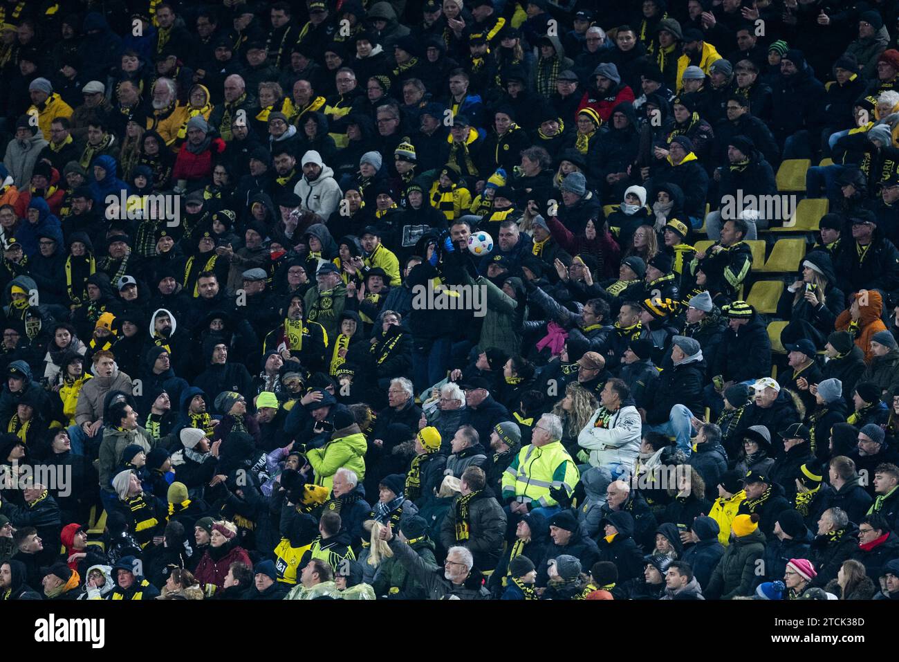 Dortmund, SignaI Iduna Park, 09.12.23: Der Spielball flag auf die Zuschauertribüne beim Spiel 1.BL Borussia Dortmund vs. RB Leipzig. Stockfoto