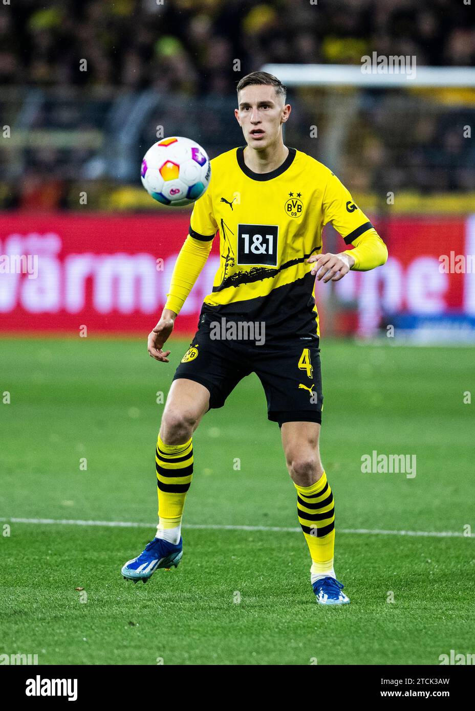 Dortmund, SignaI Iduna Park, 09.12.23: Nico Schlotterbeck (Dortmund) am Ball beim Spiel 1.BL Borussia Dortmund vs. RB Leipzig. Stockfoto