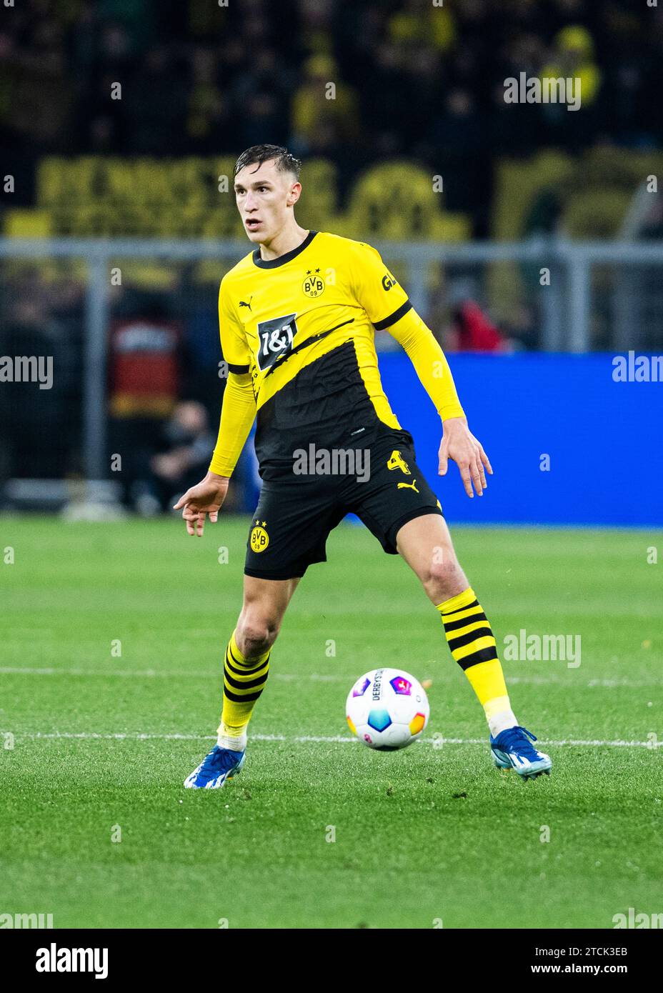 Dortmund, SignaI Iduna Park, 09.12.23: Nico Schlotterbeck (Dortmund) am Ball beim Spiel 1.BL Borussia Dortmund vs. RB Leipzig. Stockfoto