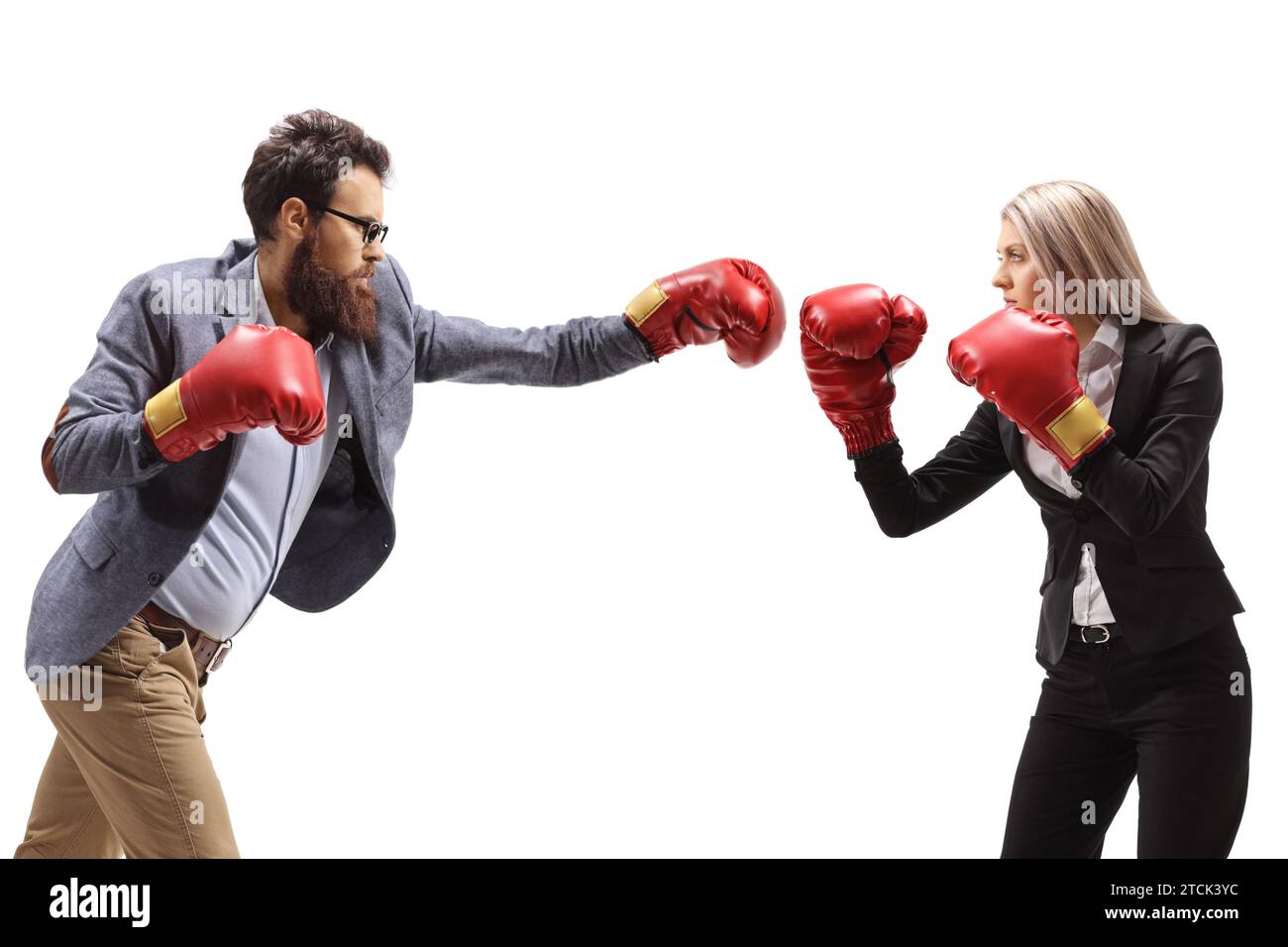 Mann kämpft gegen Frau mit Boxhandschuhen isoliert auf weißem Hintergrund Stockfoto