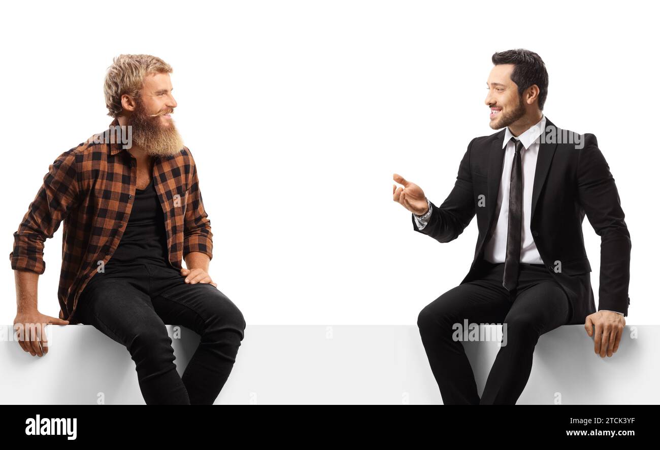 Geschäftsmann sitzt auf einer weißen Tafel und spricht mit einem Kerl mit Bart und Schnurrbart isoliert auf weißem Hintergrund Stockfoto
