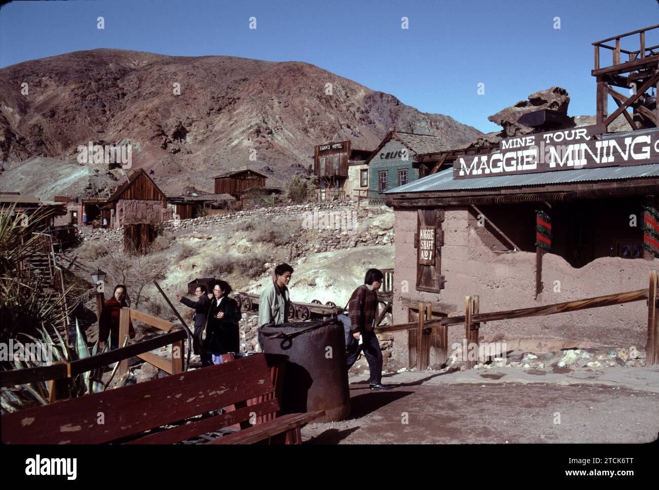 Calico, CA., USA 4/1984. Calico ist eine Geisterstadt und ehemalige Bergbaustadt im San Bernardino County, Kalifornien, USA. Gegründet 1881 als Silberbergbaustadt. Es liegt an der Interstate 15, 4,8 km von Barstow und 5 Meilen von Yermo entfernt. Walter Knott kaufte Calico in den 1950er Jahren und baute bis auf die fünf verbleibenden Originalgebäude alle Gebäude wieder auf, um sie in den 1880er Jahren zu sehen California Historical Landmark #782 und 2005 von Gouverneur Arnold Schwarzenegger zur Silver Rush Ghost Town in Kalifornien erklärt. Stockfoto