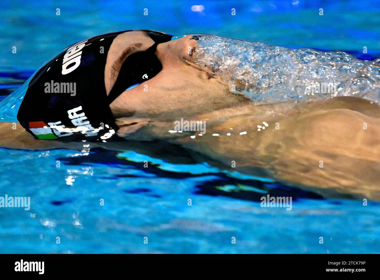 Lorenzo Mora aus Italien tritt am 9. Dezember 2023 im Halbfinale der 200-m-Backstroke-Männer bei den Kurzkursen-Europameisterschaften im Complex Olimpic de Natație Otopeni in Otopeni (Rumänien) an. Stockfoto