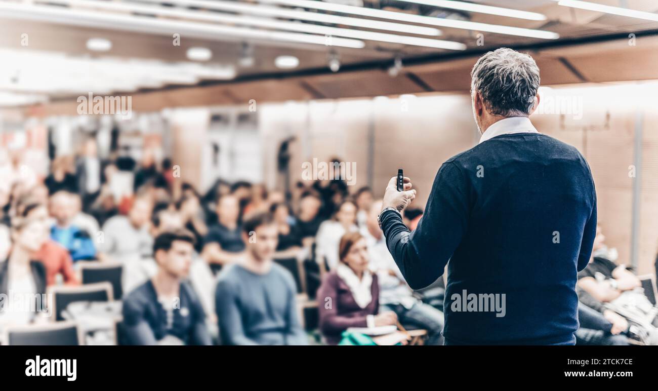 Experten einen Vortrag über Business Konferenz Workshop. Nicht erkennbare Personen im Publikum im Saal. Unternehmen und Unternehmertum. Stockfoto