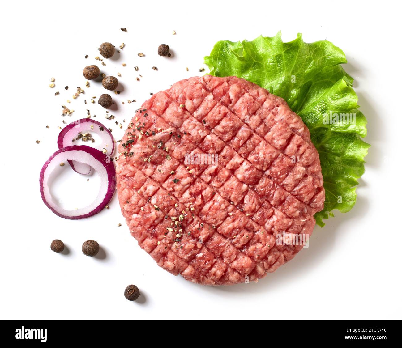 Frisches rohes Burgerfleisch mit Salatblättern und Gewürzen isoliert auf weißem Hintergrund, Blick von oben Stockfoto