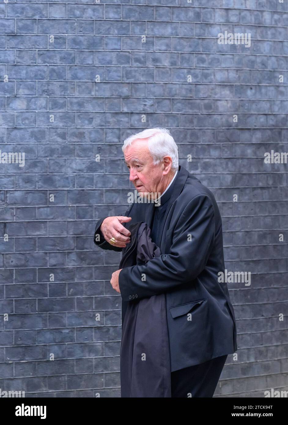 Kardinal Vincent Nichols, katholischer Erzbischof von Westminster, kommt am 12. Dezember 2023 in der Downing Street zu einem Treffen religiöser Führer an Stockfoto