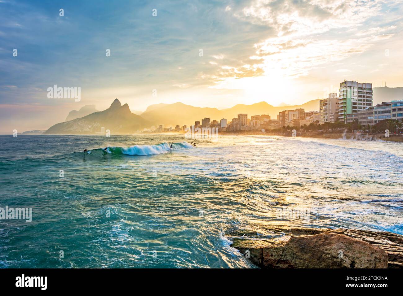 Sonnenuntergang am Strand von Ipanema in Rio de Janeiro mit den Bergen im Hintergrund Stockfoto