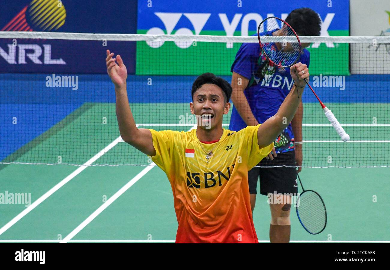 Yohanes Saut Marcellyno (gelb) aus Indonesien reagiert, nachdem er das Spiel gegen Alvi Wijaya Chairullah aus Indonesien im Finale des Yonex-Sunrise Guwahati Masters 2023 Super 100 Männer-Einzel-Badminton-Turniers im Sarju Sarai Indoor Sports Complex gewonnen hat. Yohanes Saut Marcellyno gewann 21:12, 21:17. Stockfoto