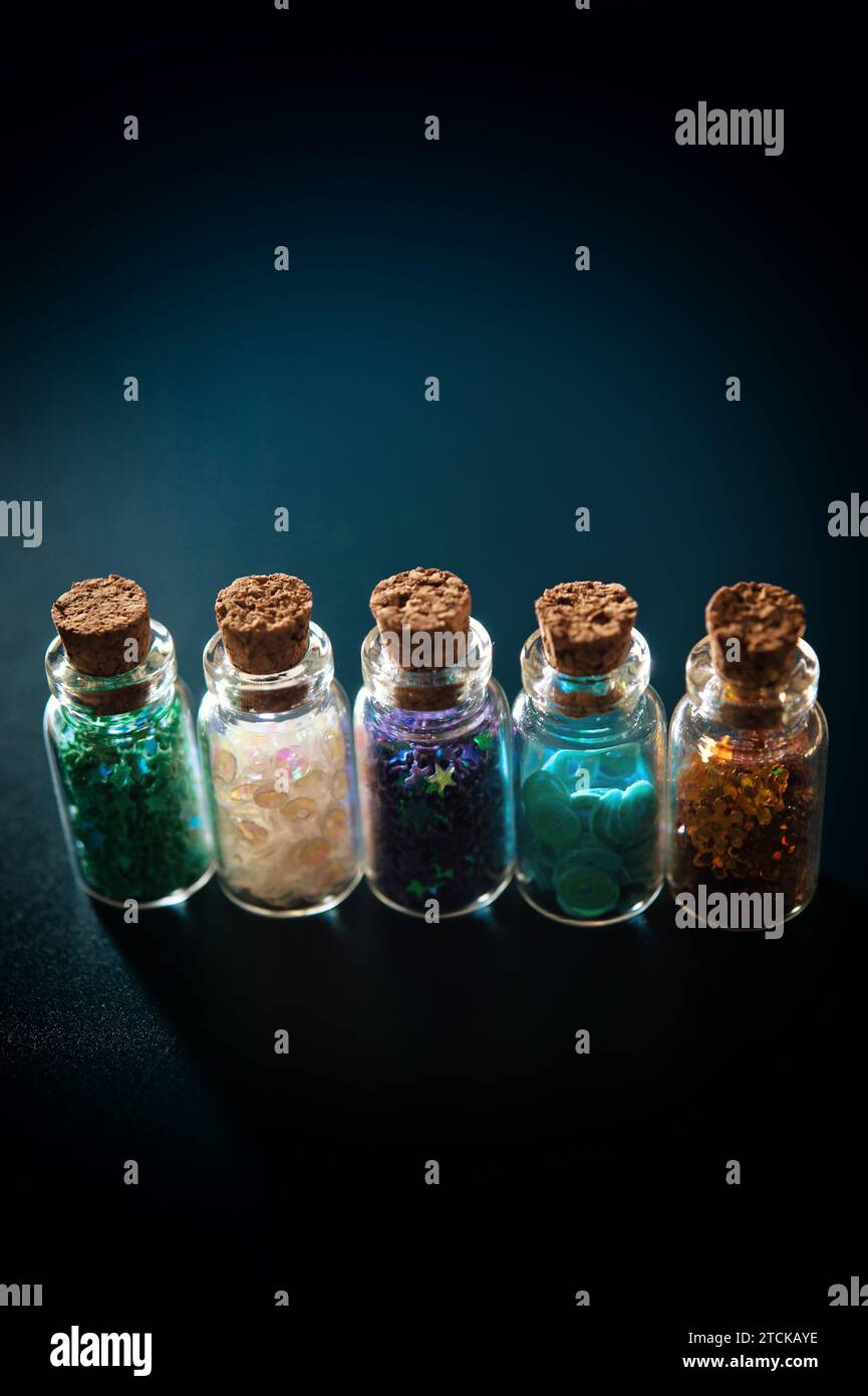 Kleine Glasbehälter mit Glitzer innen Stockfoto