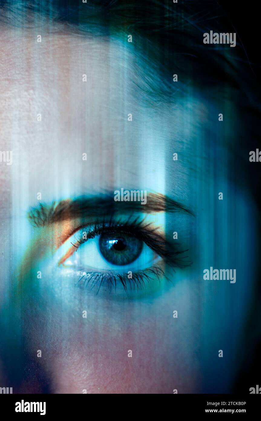 Auge einer jungen Frau mit Glitcheffekt, Buchumschlag-Design Stockfoto