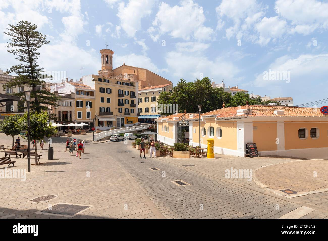 Gemütliche Innenstadt von Mahon mit Blick auf die Iglesia de Santa Maria - St. Marienkirche. Stockfoto