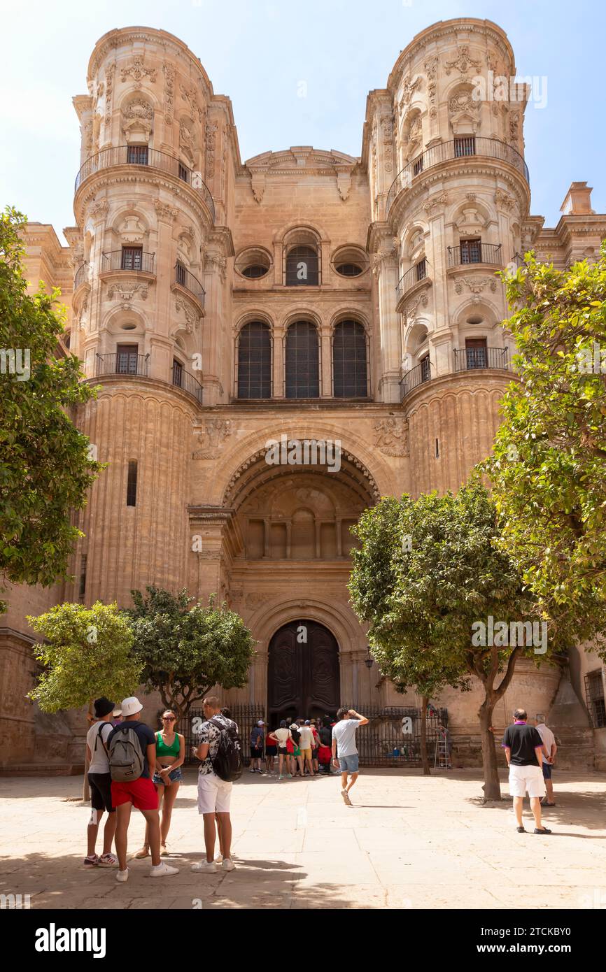 Touristen warten am Eingang der Kathedrale von Málaga oder der Kathedrale Santa Iglesia Basílica de la Encarnación. Stockfoto