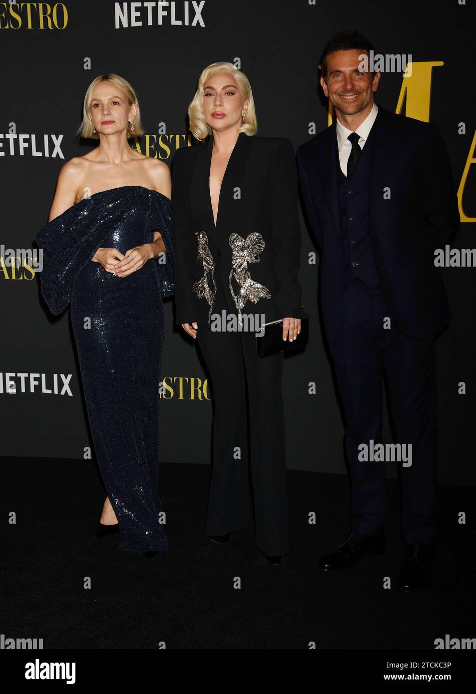 LOS ANGELES, KALIFORNIEN - 12. DEZEMBER: (L-R) Carey Mulligan, Lady Gaga und Bradley Cooper nehmen an Netflix’s „Maestro“ Los Angeles Fotokonferenz auf der ACA Teil Stockfoto LOS ANGELES, KALIFORNIEN - 12. DEZEMBER: (L-R) Carey Mulligan, Lady Gaga und Bradley Cooper nehmen an Netflix’s „Maestro“ Los Angeles Fotokonferenz auf der ACA Teil Stockfoto