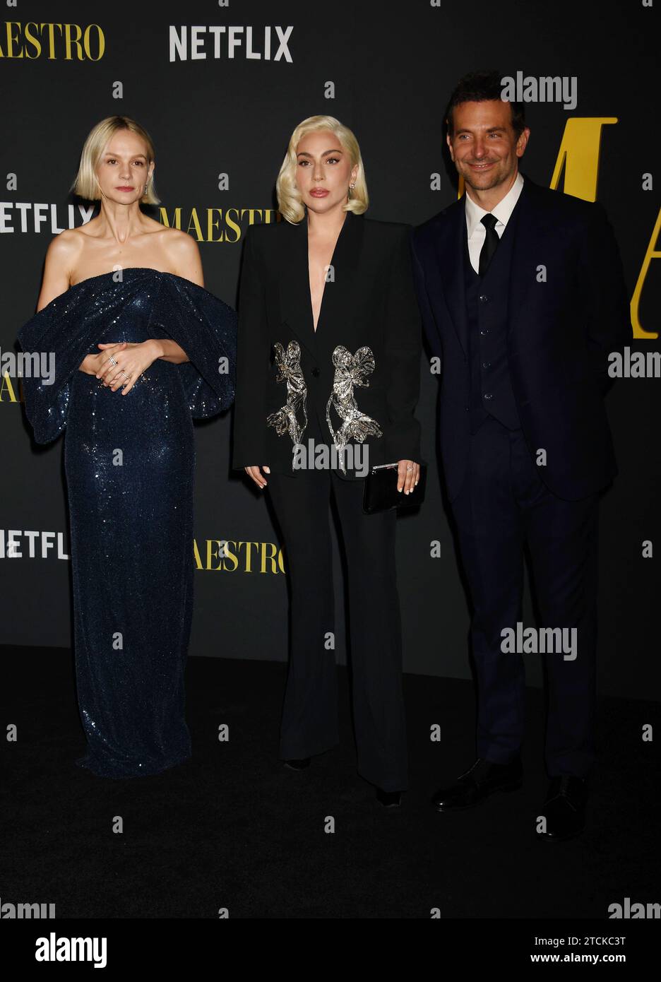 LOS ANGELES, KALIFORNIEN - 12. DEZEMBER: (L-R) Carey Mulligan, Lady Gaga und Bradley Cooper nehmen an Netflix’s „Maestro“ Los Angeles Fotokonferenz auf der ACA Teil Stockfoto LOS ANGELES, KALIFORNIEN - 12. DEZEMBER: (L-R) Carey Mulligan, Lady Gaga und Bradley Cooper nehmen an Netflix’s „Maestro“ Los Angeles Fotokonferenz auf der ACA Teil Stockfoto